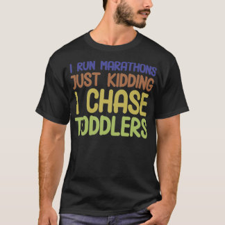 私は幼児を追うプレおもしろいスクデイケア先生2 Tシャツ