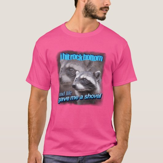 私は底辺に突き当たって人生がシャベルアライグマをくれた Tシャツ (正面)