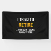 私は引退しようとしたが、今は妻の代わりに働いている 横断幕 (横)