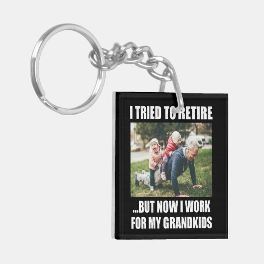 私は引退しようとしたが、今は孫の世話をしている キーホルダー (正面左)