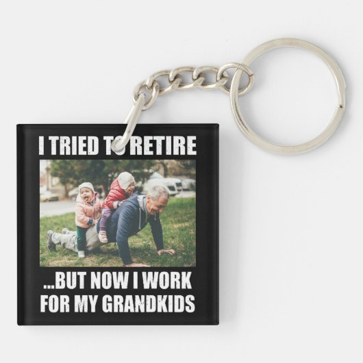 私は引退しようとしたが、今は孫の世話をしている キーホルダー (裏面)
