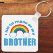 私は弟のレインボー誇りを持ったゲイプライドの出身だ キーホルダー (裏面)