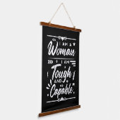 私は強くて有能な女性だ 吊り下げ型タペストリー (傾斜あり)