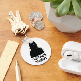 私は影を覚えている – 輝くフード付き姿デザイン キーホルダー