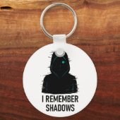 私は影を覚えている – 輝くフード付き姿デザイン キーホルダー (正面)