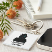 私は影を覚えている – 輝くフード付き姿デザイン キーホルダー (正面右)