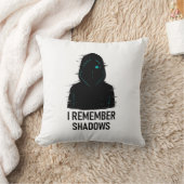 私は影を覚えている – 輝くフード付き姿デザイン クッション (ブランケット)