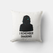 私は影を覚えている – 輝くフード付き姿デザイン クッション (正面)