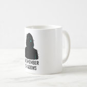 私は影を覚えている – 輝くフード付き姿デザイン コーヒーマグカップ (正面右)