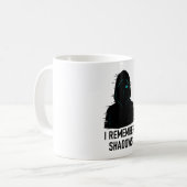 私は影を覚えている – 輝くフード付き姿デザイン コーヒーマグカップ (正面左)