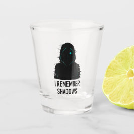 私は影を覚えている – 輝くフード付き姿デザイン ショットグラス