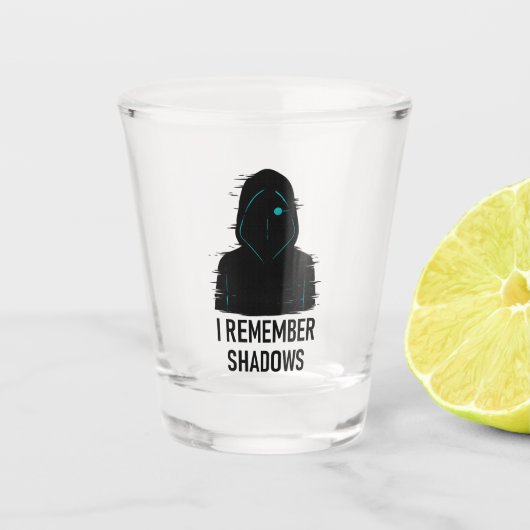 私は影を覚えている – 輝くフード付き姿デザイン ショットグラス (正面)