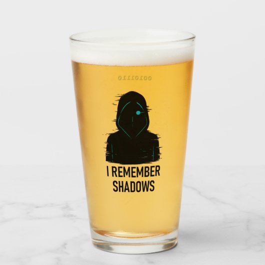 私は影を覚えている – 輝くフード付き姿デザイン タンブラーグラス (ドリンク正面)