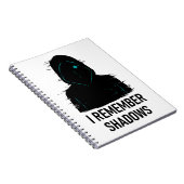 私は影を覚えている – 輝くフード付き姿デザイン ノートブック (右側)