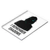 私は影を覚えている – 輝くフード付き姿デザイン ノートブック (左側)