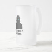 私は影を覚えている – 輝くフード付き姿デザイン フロストグラスビールジョッキ (正面右)