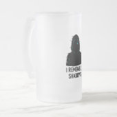 私は影を覚えている – 輝くフード付き姿デザイン フロストグラスビールジョッキ (正面左)