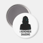 私は影を覚えている – 輝くフード付き姿デザイン マグネット (正面/裏面)