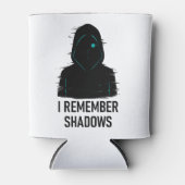 私は影を覚えている – 輝くフード付き姿デザイン 缶クーラー (正面)