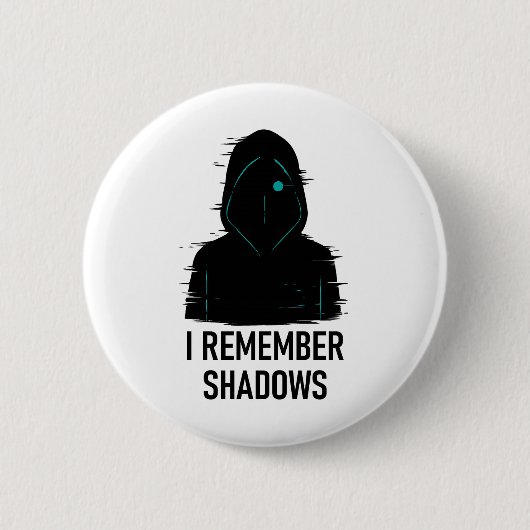 私は影を覚えている – 輝くフード付き姿デザイン 缶バッジ (正面)