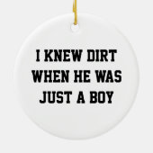 私は彼が少年の頃に泥を知った セラミックオーナメント (裏面)