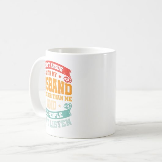 私は彼が私より年上だと夫と言い争えない コーヒーマグカップ (正面左)