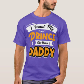 私は彼の名前がパパであることを私の王子が見つけた Tシャツ