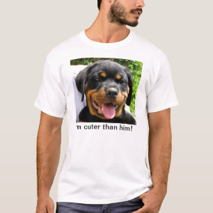 私は彼よりかわいいです! -ロットワイラーの子犬- Tシャツ