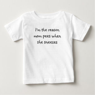 私は彼女がくしゃみをするとき理由のお母さんの小便です ベビーTシャツ