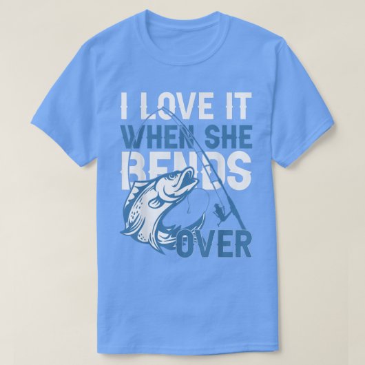 私は彼女がメンズの上で曲がる時に愛おもしろい魚釣り18 Tシャツ (デザイン正面)