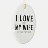 私は彼女が私がゴルフを遊ぶことを許可するとき私の妻を愛します セラミックオーナメント (右)