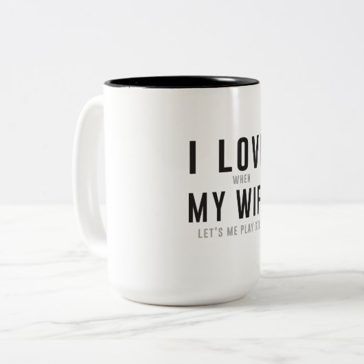 私は彼女が私がゴルフを遊ぶことを許可するとき私の妻を愛します ツートーンマグカップ (正面左)