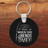 私は彼女が魚釣りに屈する時それが大好き キーホルダー (正面)