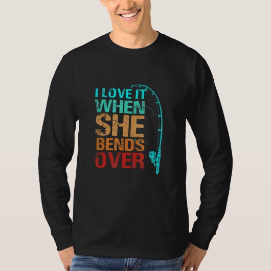 私は彼女が魚釣りに屈する時それが大好き Tシャツ (正面)