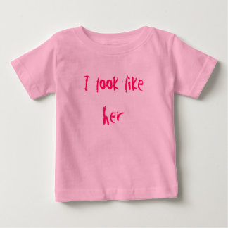 私は彼女に似ている ベビーTシャツ