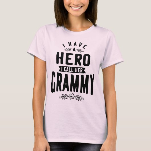 私は彼女のグラミー・ギフトおばあちゃんと呼ぶ英雄を持っている Tシャツ (正面)