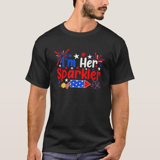 私は彼女のスパークおもしろいラー7月の花火クープルの4th tシャツ (正面)