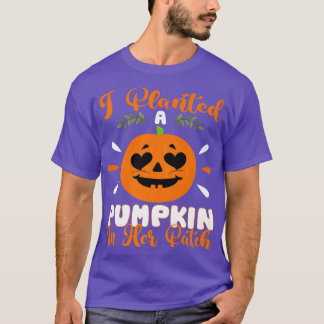 私は彼女のパッチにカボチャを植えたハロウィンプレグナン Tシャツ