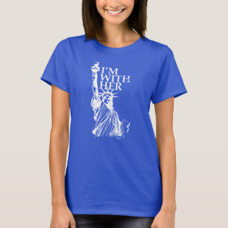 私は彼女の女性の自由の愛国心の像と一緒にいる Tシャツ