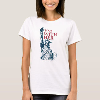 私は彼女の女性の自由の愛国心の像と一緒にいる Tシャツ