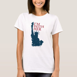 私は彼女の女性の自由の愛国心の像と一緒にいる Tシャツ