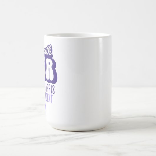 私は彼女の文字カマラハリス大統領2024に所属している コーヒーマグカップ (中央)