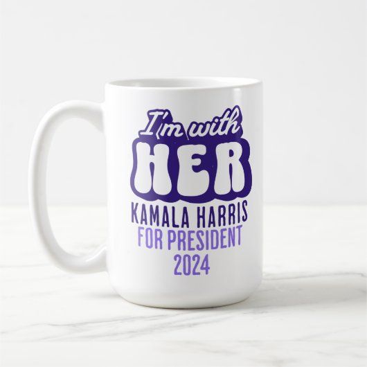 私は彼女の文字カマラハリス大統領2024に所属している コーヒーマグカップ (左)