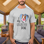 私は彼女の犬が大好きカスタムかわいいハート写真 Tシャツ<br><div class="desc">本当は誰が好きなの？彼女か犬か！この与えおもしろい犬の恋人のシャツと一緒にのこのバレンタインのボーイフレンドに完璧な贈り物！犬の愛人、犬の母と犬のパパ!私は私のガールフレンドを愛する上のおもしろいひねり、このシャツの引用文"私は私のガールフレンドの犬を愛する…あなたの犬の写真でパーソナライズお気に入りのする。COPYRIGHT © 2020 Judy Burrows,  Black Dog Art - All Rights Reserved.ガールフレンドの犬が大好きカスタムかわいいハート写真Tシャツ</div>