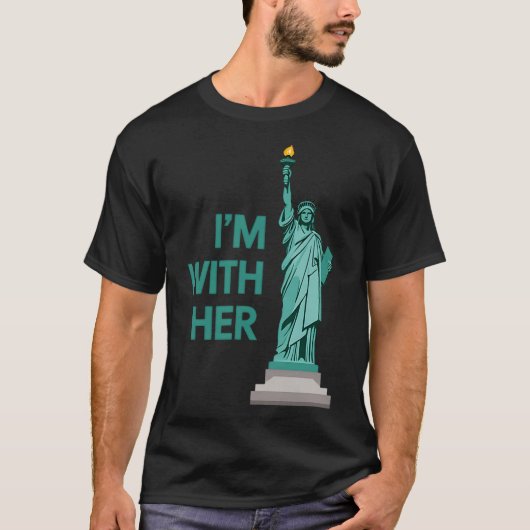 私は彼女の自由の女神と一緒にいる Tシャツ (正面)