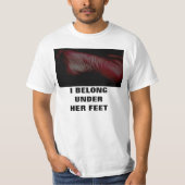 私は彼女の足の下で属します Tシャツ (正面)