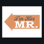 私は彼女のMr.（オレンジ色の矢印） ポスター<br><div class="desc">私は彼女のMr.（オレンジの矢印）... この可愛おもしろいい、ロマンチックなシャツは、新婚の夫と妻が新婚旅行で衣服するのに最適な贈り物である。あなたは、彼のミセスと彼はロマンチックなカップルのための完璧なブライダルシャワーギフトあなたのミスターであることを皆に知らせなさい。新郎新婦のたった今結婚しました。花嫁のバチェロレッテプレゼントに最適！新し素晴らしい夫婦のためにおもしろいやハネムーンユニークや新結婚婚シャツやギフトなどのお店を見てみよう！</div>