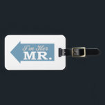 私は彼女のMr.（青い矢印） ラゲッジタグ<br><div class="desc">私は彼女のMr.（青い矢印）... この可愛おもしろいい、ロマンチックなシャツは、新婚の夫と妻が新婚旅行で衣服するのに最適な贈り物である。あなたは、彼のミセスと彼はロマンチックなカップルのための完璧なブライダルシャワーギフトあなたのミスターであることを皆に知らせなさい。新郎新婦のたった今結婚しました。花嫁のバチェロレッテプレゼントに最適！おもしろいやハネムーンユニークや新結婚婚シャツやギフトなどのお店を見てみよう！</div>