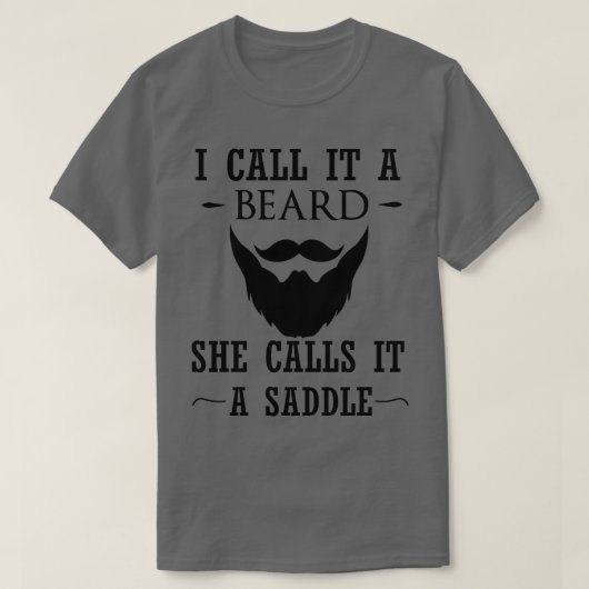 私は彼女はそれをサドルと呼ぶひげと呼ぶ4 Tシャツ (デザイン正面)