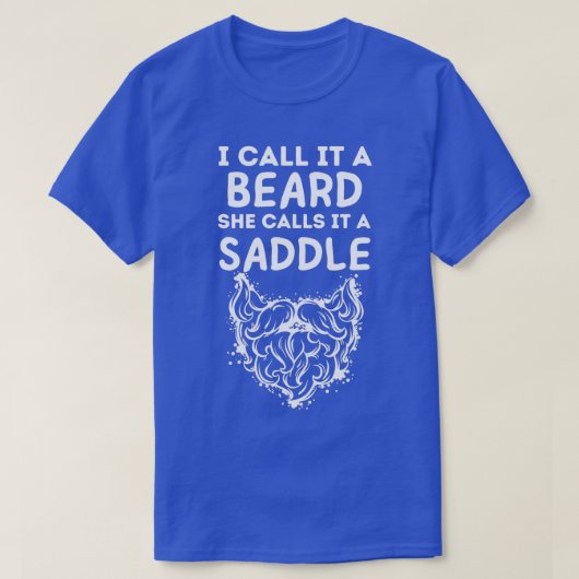 私は彼女はそれをサドルと呼ぶ髭と呼ぶ3 Tシャツ (デザイン正面)